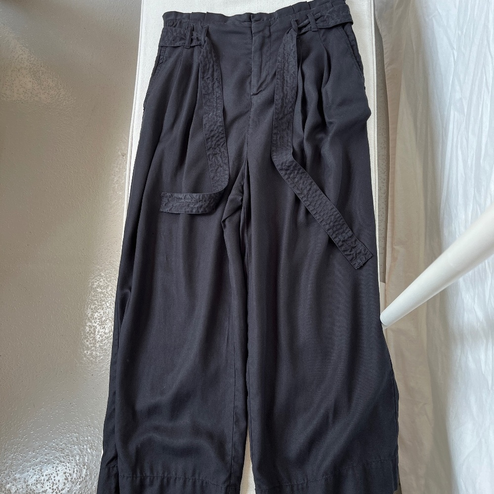 Zara (EU 36/US 4) black paper-bag waist, cropped flowy pants, EUC.